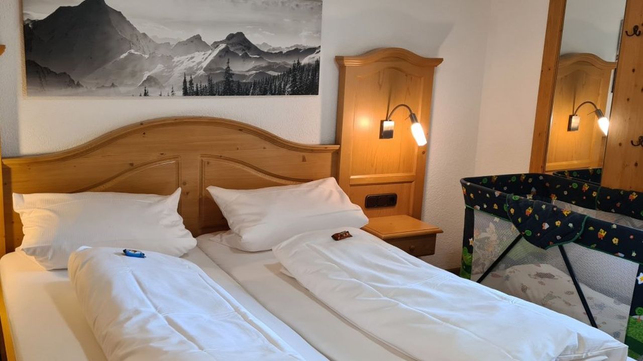 Schlafzimmer mit Doppelbett und Babybett Haus Hedwig 3 Schlafzimmer mit Doppelbett und Babybett Haus Hedwig 3